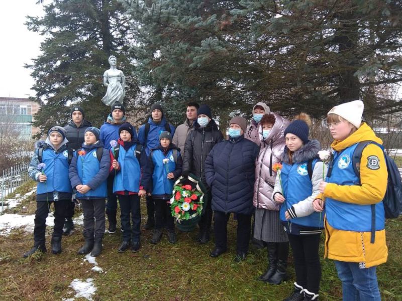 Волонтеры 6б и 10 классов приняли участие в Акции памяти Зои Космодемьянской