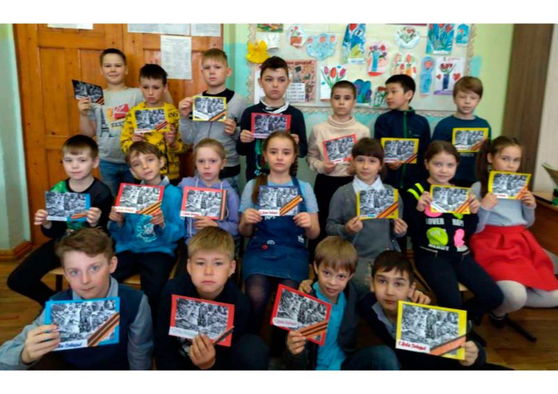 Волонтеры 2,4б, 3 классов изготовили праздничные открытки для ветеранов к Дню Победы в Великой Отечественной Войне.